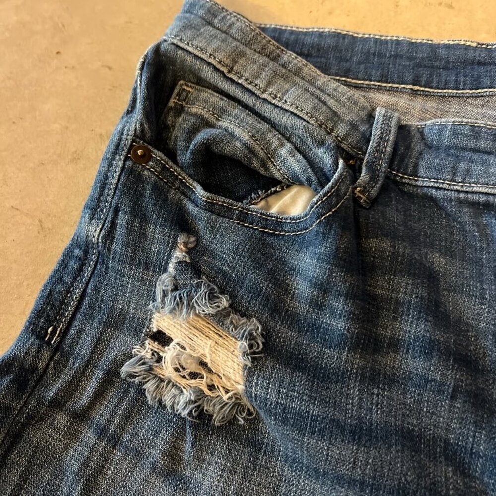 Cosmic Blue Love‎ Women’s Distressed Straight Leg Short Jeans 32” - Picture 6 of 6